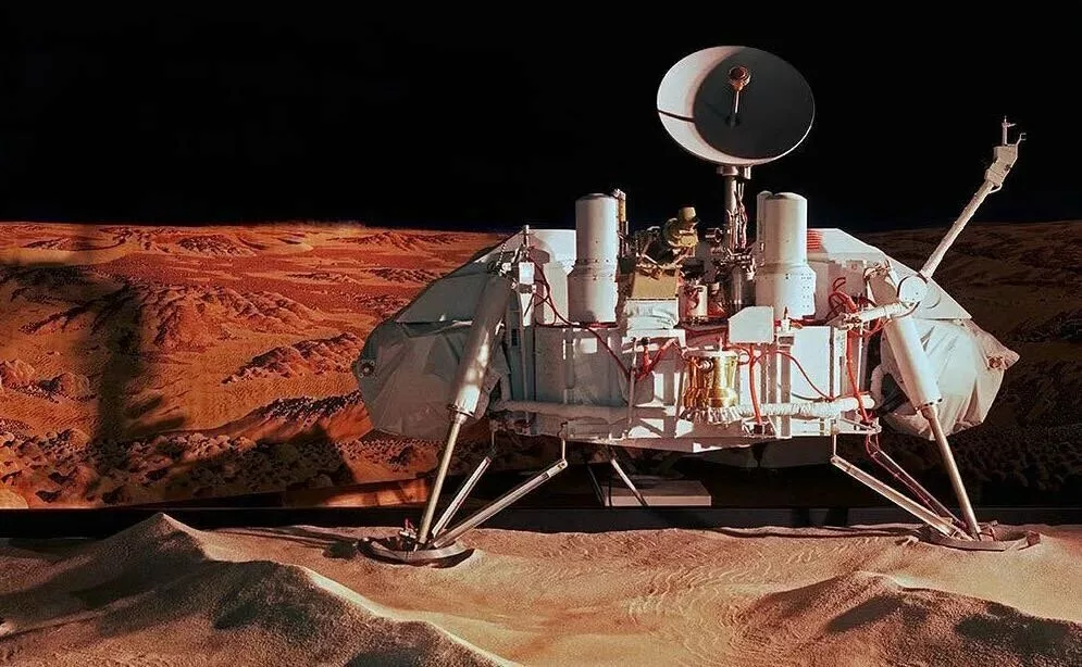 کاوشگر وایکینگ 1 روی مریخ فرود آمد
