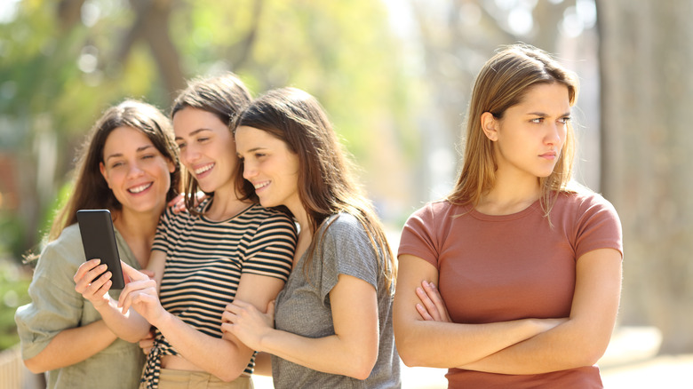 فواید حسادت برای دوستی: چرا حسادت همیشه بد نیست؟