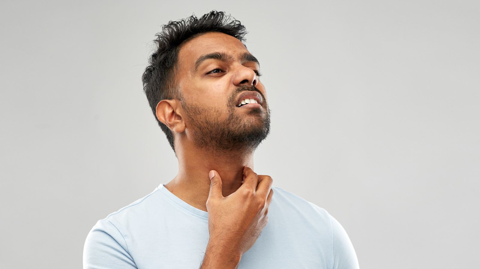 سیب گلو یا سیب آدم؛ ساختار، اندازه، جراحی + چگونه سیب گلو داشته باشیم؟ 9 1742192845 396 سیب گلو یا سیب آدم؛ ساختار، اندازه، جراحی چگونه