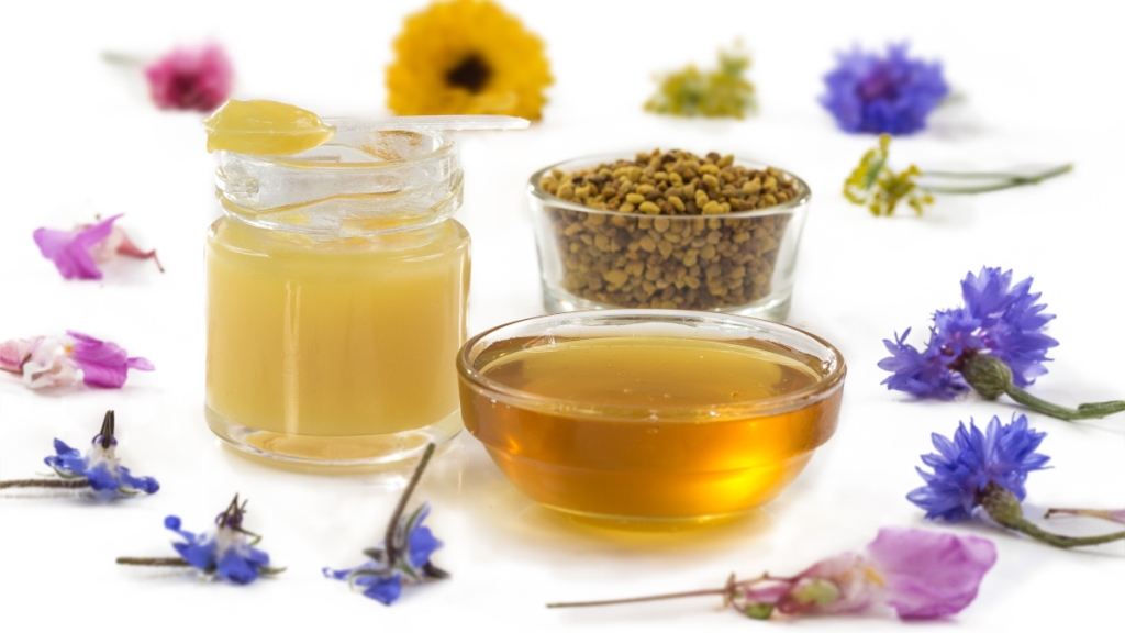 1754428531 تفاوت ژل رویال با عسل؛ کدام‌یک مقوی‌تر است؟